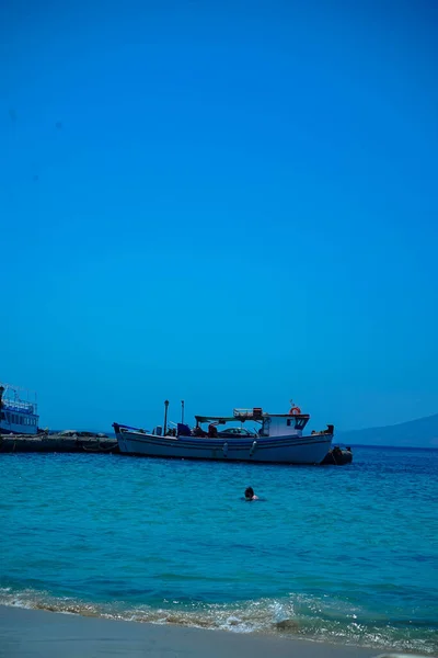 Strand Von Naxos Mit Holztisch Und Stühlen Sandstrand — Stockfoto