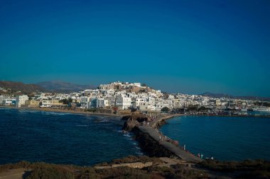 Naxos şehri ve limanı antik miceqeaen tapınağı tarafından görülebilir.