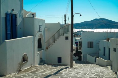 Paros adasındaki beyaz binalar 