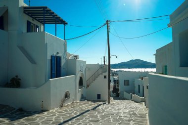 Paros adasındaki beyaz binalar 