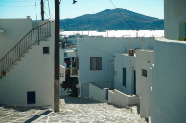 Paros adasındaki beyaz binalar 