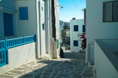 Paros adasındaki beyaz binalar 