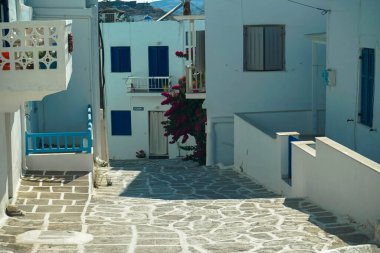 Paros adasındaki beyaz binalar 