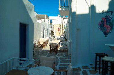 Paros adasındaki beyaz binalar 