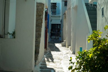 Paros adasındaki beyaz binalar 