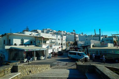Paros adasındaki beyaz binalar 