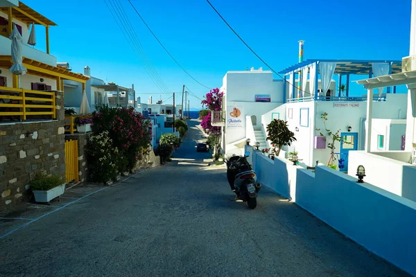 Paros adasındaki beyaz binalar 