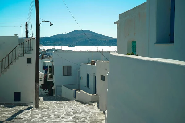 Paros adasındaki beyaz binalar 