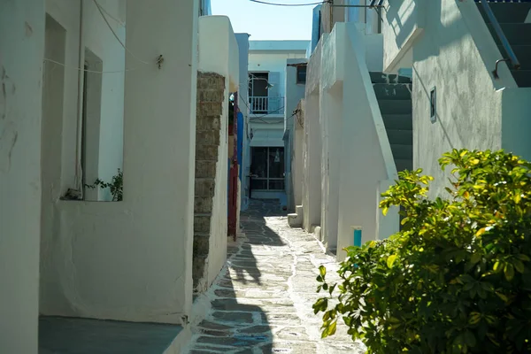 Paros adasındaki beyaz binalar 
