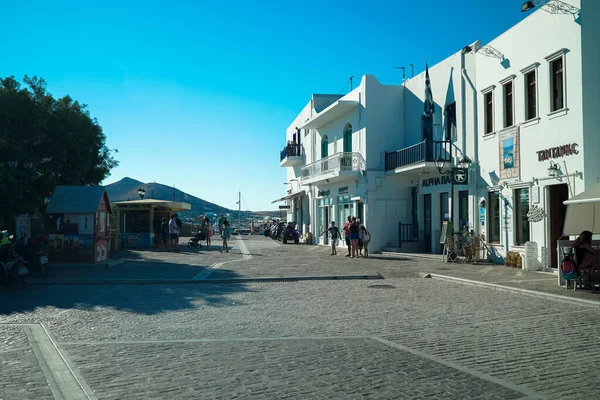 Paros adasındaki beyaz binalar 