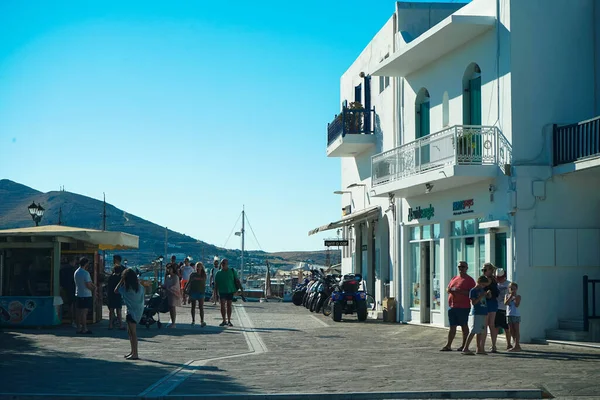Paros adasındaki beyaz binalar 