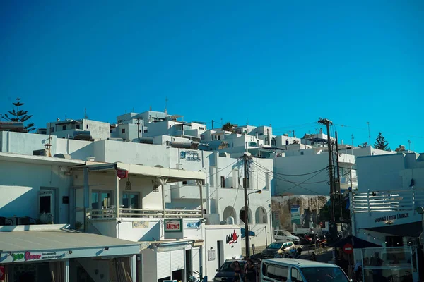 Paros adasındaki beyaz binalar 