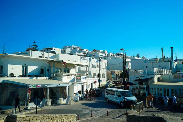 Paros adasındaki beyaz binalar 
