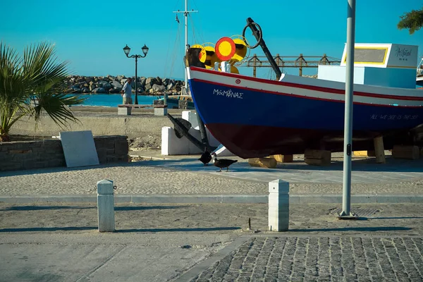 Paros Adasında Mavi Bir Teknesi Olan Yunan Iskelesi — Stok fotoğraf