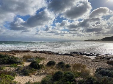 Mandurah plajı kum, binalar, deniz ve Batı Avustralya 'daki insanlardan oluşuyordu.