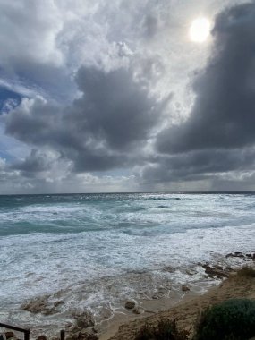 Mandurah plajı kum, binalar, deniz ve Batı Avustralya 'daki insanlardan oluşuyordu.