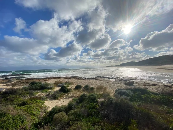 西オーストラリア州の砂 海と人々で構成されるMandurahビーチ — ストック写真