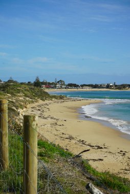 Mandurah plajı kum, binalar, deniz ve Batı Avustralya 'daki insanlardan oluşuyordu.