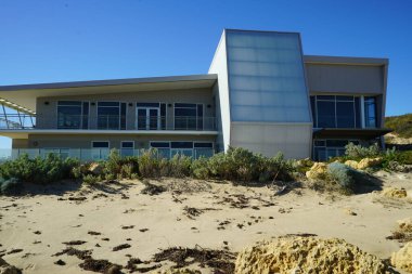 Mandurah plajı kum, binalar, deniz ve Batı Avustralya 'daki insanlardan oluşuyordu.