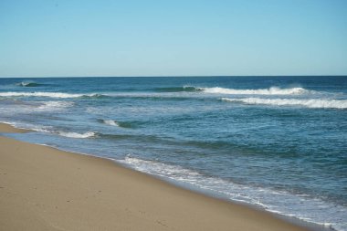 Mandurah plajı kum, binalar, deniz ve Batı Avustralya 'daki insanlardan oluşuyordu.