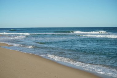 Mandurah plajı kum, binalar, deniz ve Batı Avustralya 'daki insanlardan oluşuyordu.