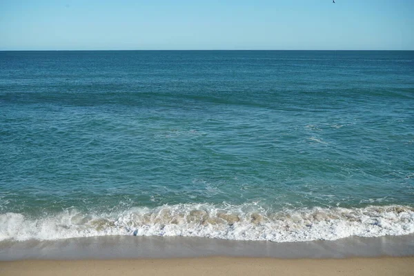 Mandurah plajı kum, binalar, deniz ve Batı Avustralya 'daki insanlardan oluşuyordu.