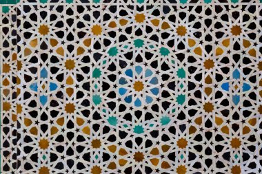 Mozaik İslam Okulu medrese Bou Inania, Fez, Fas duvarında geleneksel renkli geometrik kuvvetler.