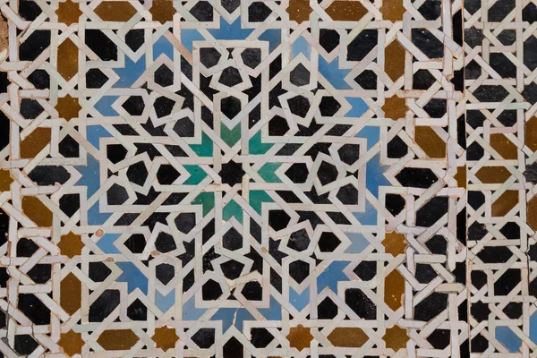 イスラム教の学校 マドラサ イナニア フェズ モロッコの壁にモザイクの伝統のカラフルな幾何学的パターン — ストック写真