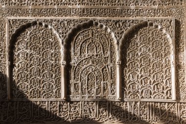 Geleneksel Arap sanat eseri ve kaligrafi ile taştan yapılmış duvar. İslam okulu medrese Bou Inania Fez, Fas.