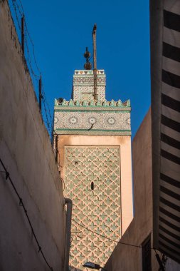 Sokakta İslam okulu medrese Bou Inania, Fez, Fas kule üzerinde görüntüleyin. Parlak mavi gökyüzü.
