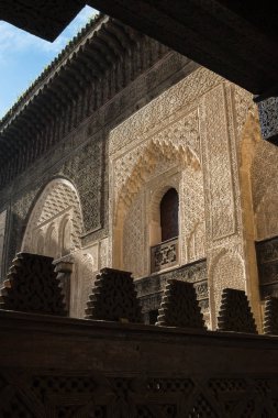 Taş geleneksel ayrıntılarla süslü duvarlar. İslam okulu medrese Bou Inania Fez, Fas.