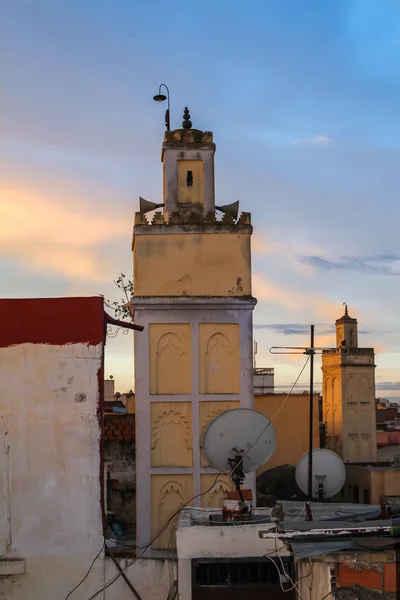 Sabah Erken Gökyüzü Çatılar Meknes Fas Kulede Camii Ile Gündoğumu — Stok fotoğraf