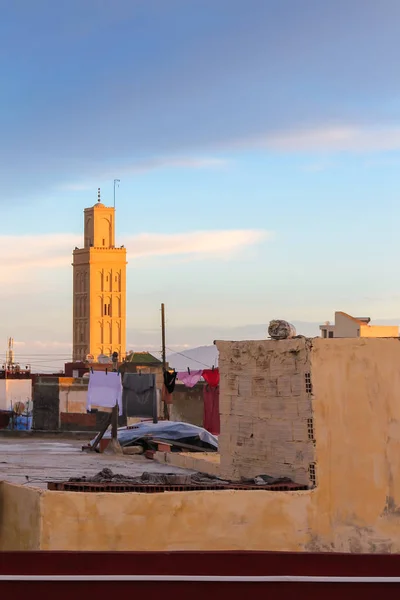メクネス モロッコのモスクの塔の屋根と日の出の間早朝の空 — ストック写真