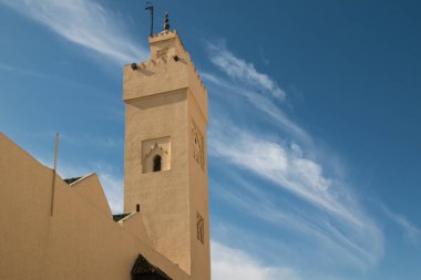 Fez, Fas Bab Boujloud Camii cephe kum rengi. Mavi gökyüzü beyaz bulutlar ile.