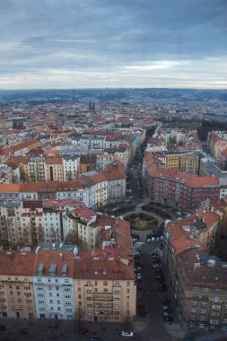 Sokak ve evlerin Zizkov, Prague, Çek Cumhuriyeti bir Tv kuleden Skyview. Bulutlu sabah.