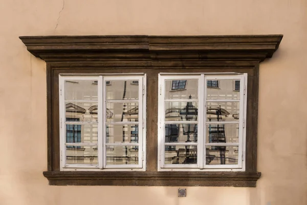 Vieja Ventana Que Refleja Una Casa Una Lámpara Calle Hradjalá —  Fotos de Stock