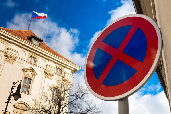 Ninguna Señal Tráfico Parada Bandera Checa Edificio Histórico Praga República — Foto de Stock