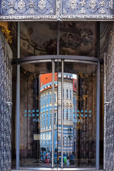 Ein Verziertes Altes Tor Mit Einem Modernen Gläsernen Eingang Einem — Stockfoto