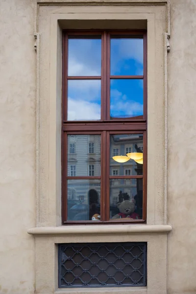 Großes Fenster Mit Einem Plüsch Teddybär Zimmer Gelbe Lampe Reflexion — Stockfoto