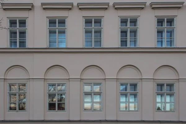 Bézs Homlokzata Egy Régebbi Ház Zárt Ablakokkal Színes Reggel Tükrözi — Stock Fotó