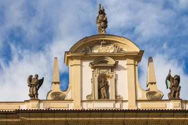 Bir binanın süslü cephe açık çatı. Heykel ve başlık Salvator Mundi - dünyanın kurtarıcısı. Eski Şehir Meydanı - Staromestske namesti Prag, Çek Cumhuriyeti.