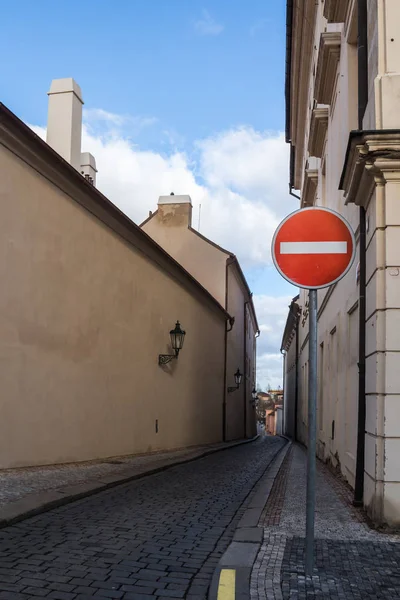 Calle Estrecha Entrar Señal Tráfico Calle Bordeada Por Las Casas — Foto de Stock