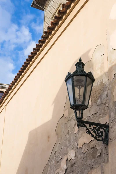 Lampadaire Classique Lanterne Sur Mur Ligne Diagonale Clôture Ciel Bleu — Photo