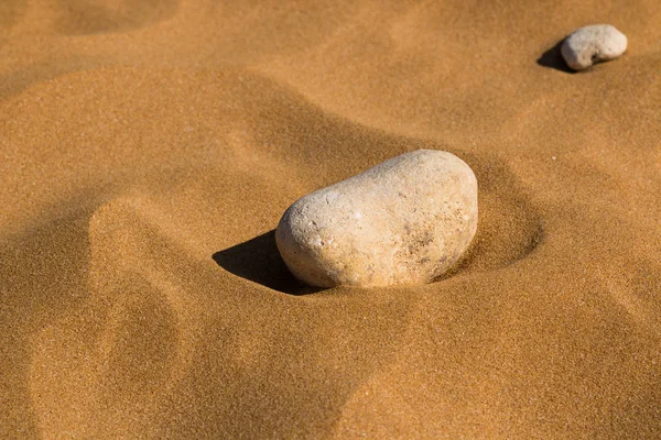 Светлый Цвет Камня Песке Пляжа Длинная Тень Солнце Садится Придает — стоковое фото