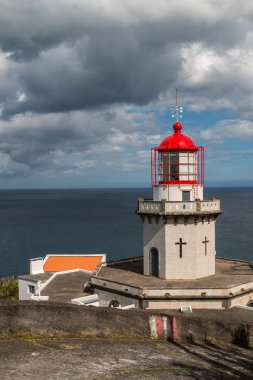 Deniz feneri Arnel Nordeste, Sao Miguel Island, Azor Adaları, Portekiz. Kırmızı çatı kulenin. Ufuk Atlantik Okyanusu'nun. Mavi gökyüzü kontrast bulutlar ile.