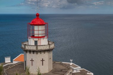 Deniz feneri Arnel Nordeste, Sao Miguel Island, Azor Adaları, Portekiz. Kırmızı çatı kulenin. Ufuk Atlantik Okyanusu'nun. Mavi gökyüzü kontrast bulutlar ile.