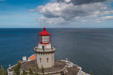 Deniz feneri Arnel Nordeste, Sao Miguel Island, Azor Adaları, Portekiz. Kırmızı çatı kulenin. Ufuk Atlantik Okyanusu'nun. Mavi gökyüzü kontrast bulutlar ile.