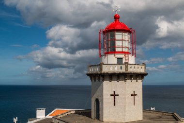 Deniz feneri Arnel Nordeste, Sao Miguel Island, Azor Adaları, Portekiz. Kırmızı çatı kulenin. Ufuk Atlantik Okyanusu'nun. Mavi gökyüzü kontrast bulutlar ile.