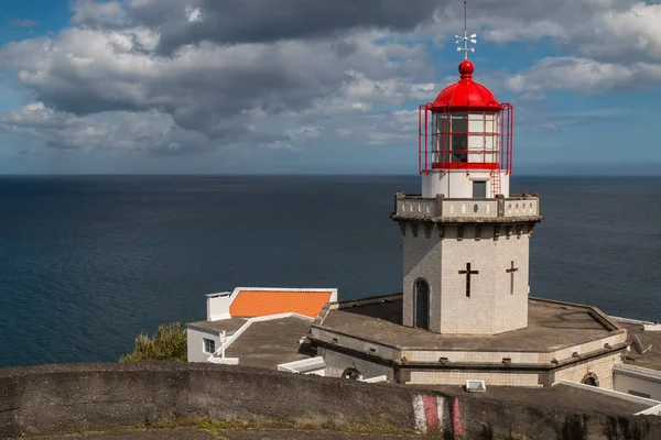 Deniz feneri Arnel Nordeste, Sao Miguel Island, Azor Adaları, Portekiz. Kırmızı çatı kulenin. Ufuk Atlantik Okyanusu'nun. Mavi gökyüzü kontrast bulutlar ile.
