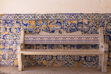 Tezgah ve geleneksel seramik azulejos, fayans çiçek motifleri ile bir duvar. Kilise, Nossa Senhora da Rocha, Algarve, Portekiz.